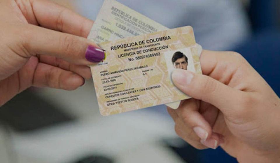 ¿Se puede renovar la licencia de conducción si se tiene multas pendientes?